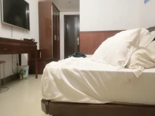 【金三角猎艳探花】19岁青涩小美女C罩杯圆润白皙扯下浴巾推倒就插