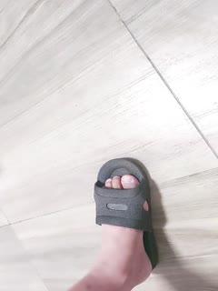 两个大老黑玩弄两个极品粉嫩小妹【3】吃奶玩逼激情4P,听狼友指挥各种体位爆草蹂躏,床上床下各种抽插浪叫不断