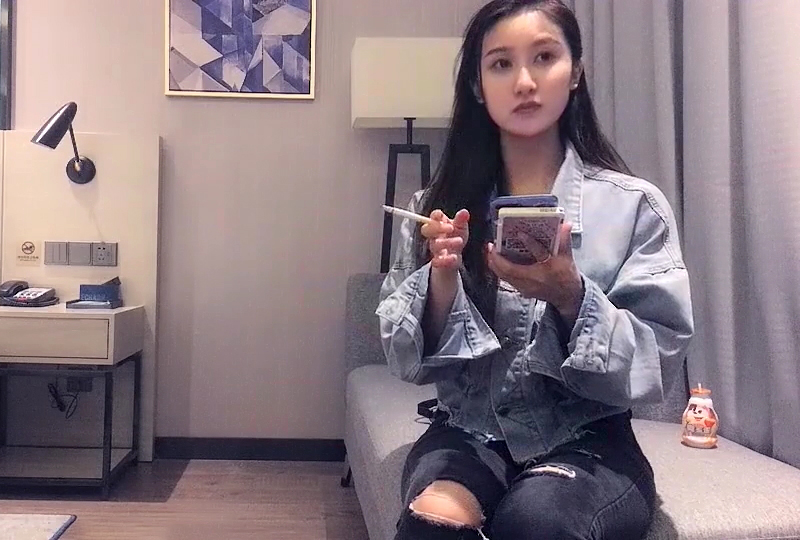 高颜值女神大长腿,沙发抠穴啪啪