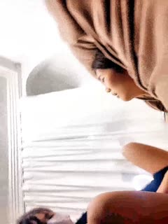 没有毛的黑丝小妹全程露脸跟狼友互动撩骚听指挥跟小哥激情啪啪,口交大鸡巴,激情上位让小哥压在身下输出!
