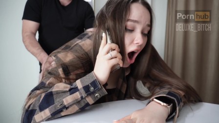 当我在电话里和一个男人说话时，我的继兄操了我