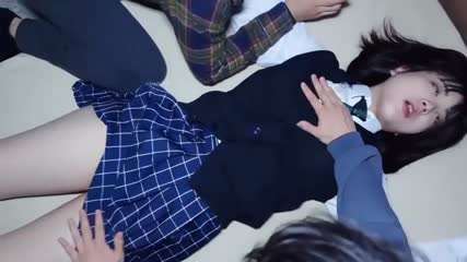 超美短发美少女被两个猥琐男轮奸